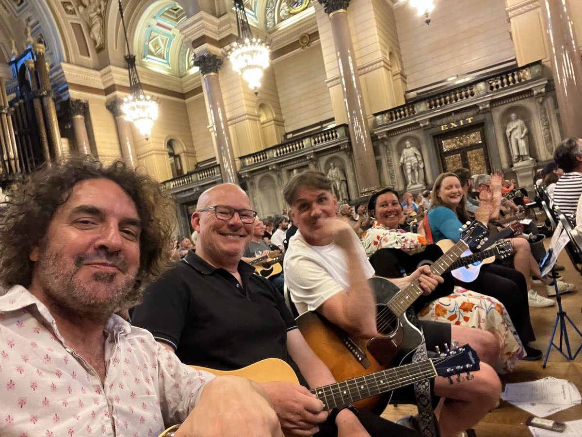 What an evening at St. George’s Hall. Communal Liverpool at its very best. 
600 guitarists all playing (and singing) together 🤯❤️
Brilliant to see everyone. 
Well done @TimoTierney and <a href="/TheFlorrie/">The Florrie</a> for dreaming it all up.