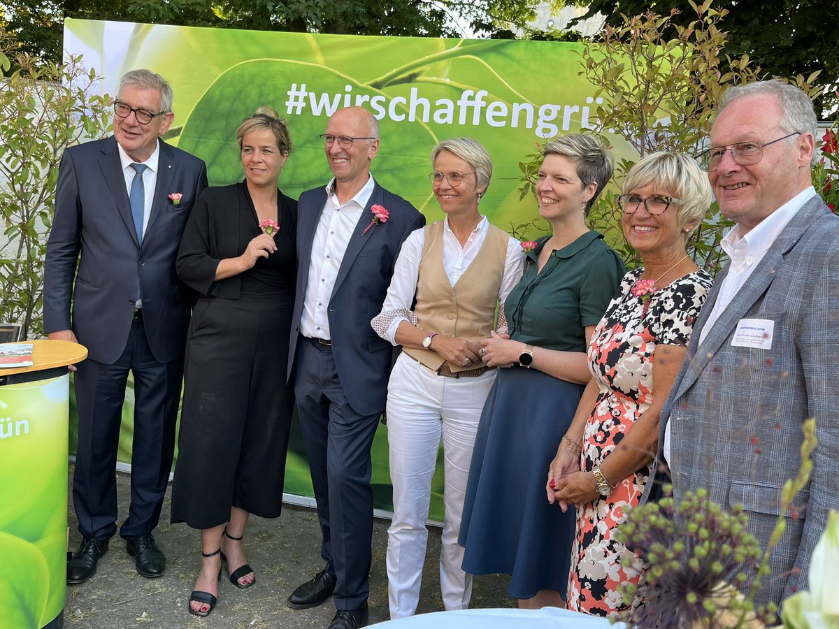 Auch #GaLaBauNRW präsentiert sich den mehr als 450 Gästen beim #ParlAbend von <a href="/unternehmer_nrw/">unternehmer nrw</a>, darunter NRW-Unternehmerpräsident #Kirchhoff, <a href="/WirtschaftNRW/">Wirtschaft.NRW</a>-Ministerin <a href="/MonaNeubaur/">Mona Neubaur</a>, <a href="/VGL_NRW/">Verband GaLaBau NRW</a>-Präsident Mennigmann, <a href="/BildungslandNRW/">Bildungsland.NRW</a>-Ministerin #Feller, <a href="/GrueneFrakNRW/">Grüne Fraktion NRW</a>-Vors. <a href="/wibkegt/">Wibke Brems ☀️🌬</a>.