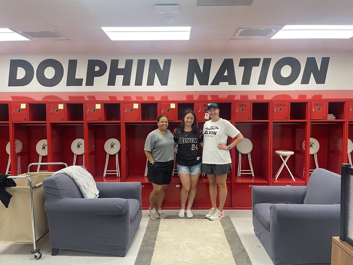 savanahsalazar9's tweet photo. Extremely blessed and grateful to announce my verbal commit to Alvin College. I want to thank God , my mom &amp; family, as well as my past and present coaches for giving me the opportunity to do what I love ❤️!! @Fins_Softball https://t.co/BGfwhaALjr