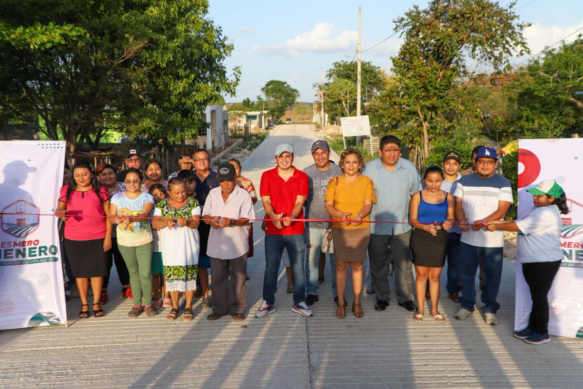 emiliolcal's tweet photo. Me dio mucho gusto convivir con los vecinos de las colonias San Isidro, y Santa Cruz donde inauguramos calles.
Con estas acciones cada vez más cheneros pueden transitar con seguridad y confianza en su día a día.

PD. Gracias por los taquitos, estuvieron deliciosos. 👌🏻 https://t.co/Hdcmwkbu0Z