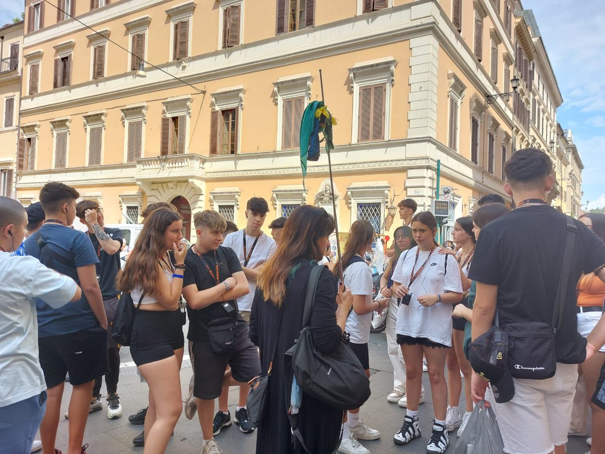 escreginahorta's tweet photo. Els alumnes d'ESO 4 ja són a Roma de viatge de fi de curs. On començar millor la visita cultural que a la Fontana di Trevi? Gaudiu molt, nois i noies! #elreginacreixambtu #fidESO #somregina #Roma https://t.co/nRHk1enlLj @carmelitasdjose https://t.co/CeVp097jwT