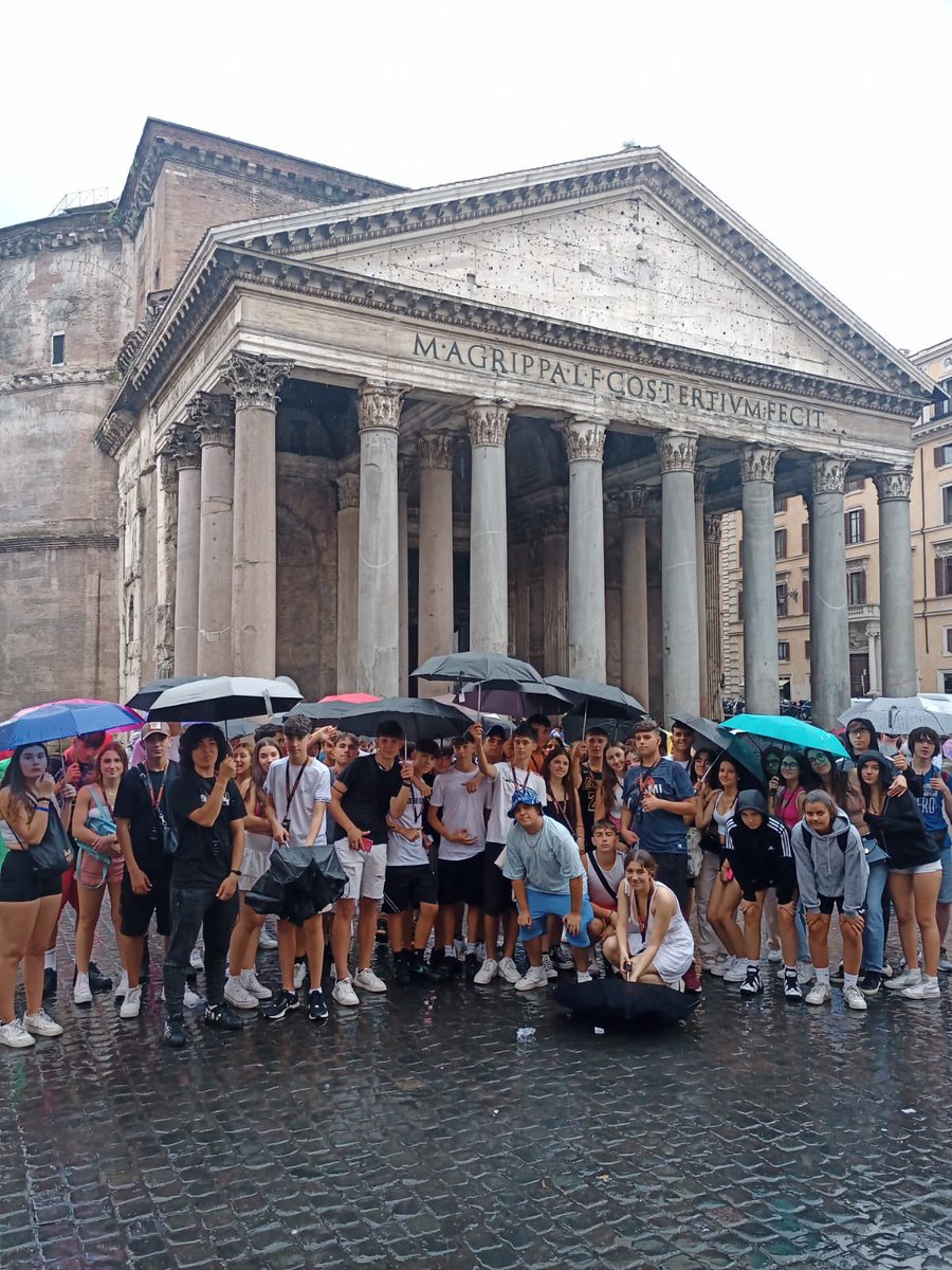 escreginahorta's tweet photo. Els alumnes d'ESO 4 ja són a Roma de viatge de fi de curs. On començar millor la visita cultural que a la Fontana di Trevi? Gaudiu molt, nois i noies! #elreginacreixambtu #fidESO #somregina #Roma https://t.co/nRHk1enlLj @carmelitasdjose https://t.co/CeVp097jwT