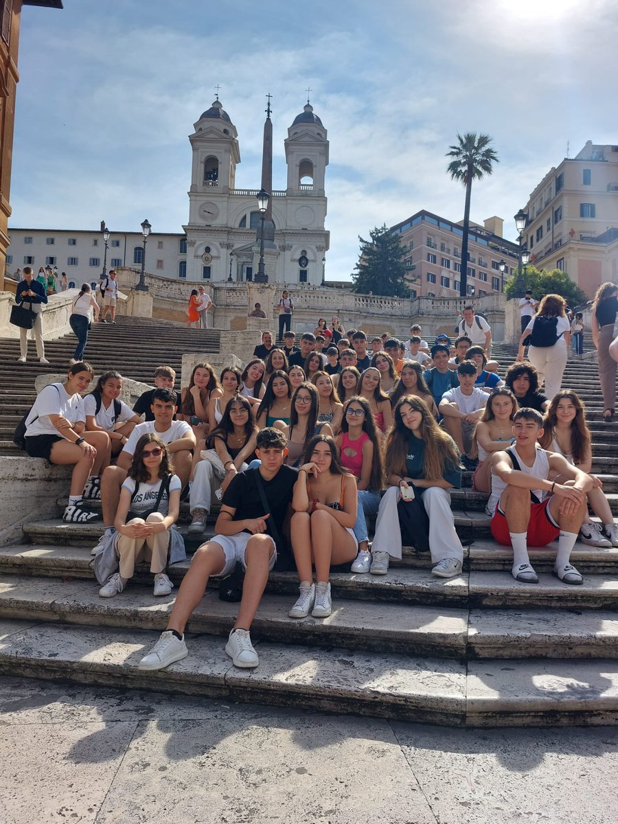 escreginahorta's tweet photo. Els alumnes d'ESO 4 ja són a Roma de viatge de fi de curs. On començar millor la visita cultural que a la Fontana di Trevi? Gaudiu molt, nois i noies! #elreginacreixambtu #fidESO #somregina #Roma https://t.co/nRHk1enlLj @carmelitasdjose https://t.co/CeVp097jwT