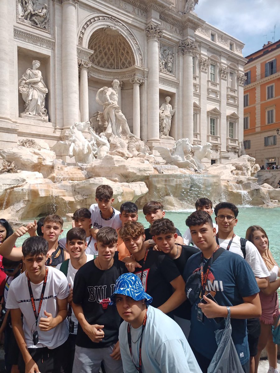 escreginahorta's tweet photo. Els alumnes d'ESO 4 ja són a Roma de viatge de fi de curs. On començar millor la visita cultural que a la Fontana di Trevi? Gaudiu molt, nois i noies! #elreginacreixambtu #fidESO #somregina #Roma https://t.co/nRHk1enlLj @carmelitasdjose https://t.co/CeVp097jwT
