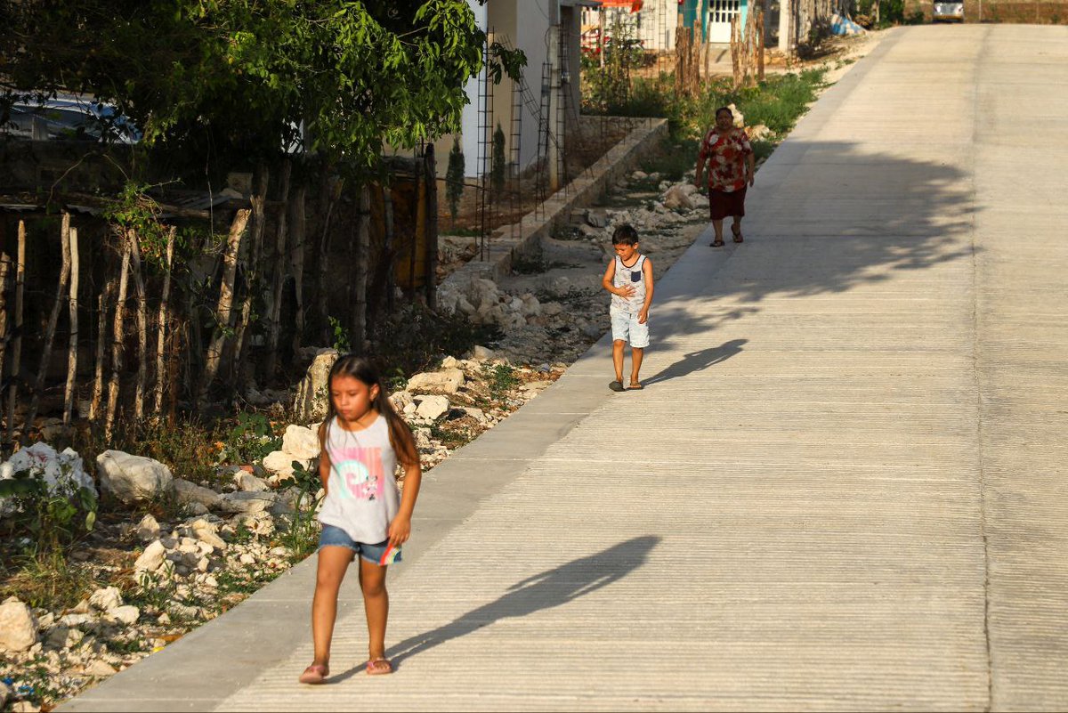 emiliolcal's tweet photo. Me dio mucho gusto convivir con los vecinos de las colonias San Isidro, y Santa Cruz donde inauguramos calles.
Con estas acciones cada vez más cheneros pueden transitar con seguridad y confianza en su día a día.

PD. Gracias por los taquitos, estuvieron deliciosos. 👌🏻 https://t.co/Hdcmwkbu0Z