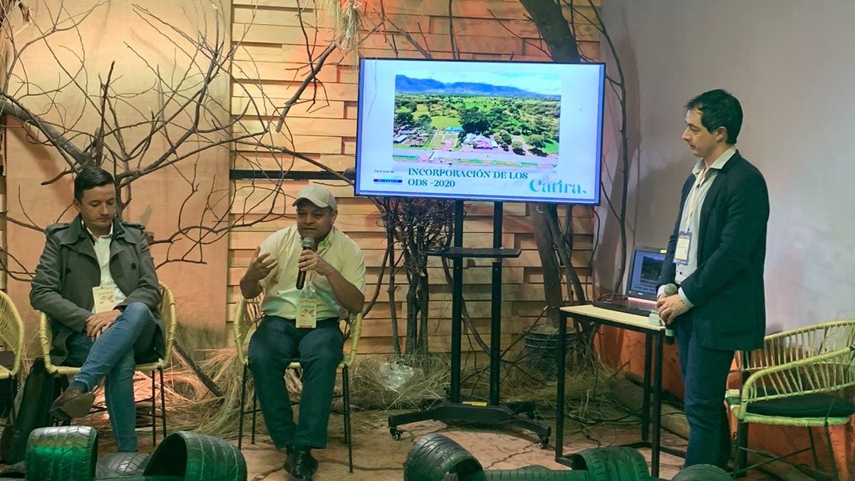 GGGICol's tweet photo. ¡Los @ACD_Col también están en #FIMA2023!

#AEstaHora, nuestro asociado de #AgriculturaSostenible, Óscar Díaz, presenta junto con @MinAmbienteCo, @TFAColombia y @LaCatiraCO los avances de los Acuerdos Cero Deforestación de Carne, Leche, #PactoPorLaMaderaLegal, Cacao, Café y Palma como cadenas comprometidas con la conservación de los bosques.🌳

🇨🇴#PorLaCeroDeforestación | #FimaConectaLaVida