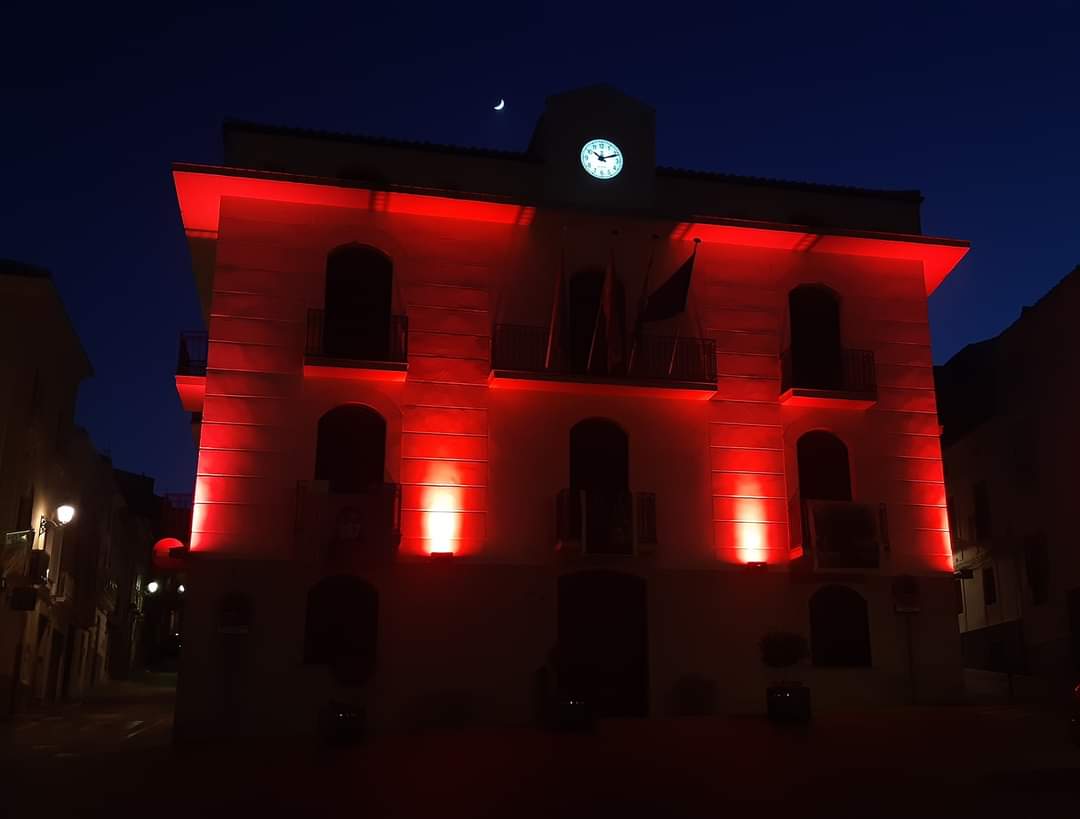 Nuestro ayuntamiento se ilumina de rojo en homenaje a los donantes de sangre 🏫💡♥️