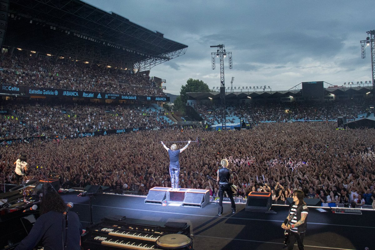 gunsnroses's tweet photo. Thank you, Vigo! What a F’N’ night 🌹 https://t.co/xbXCIEMvST