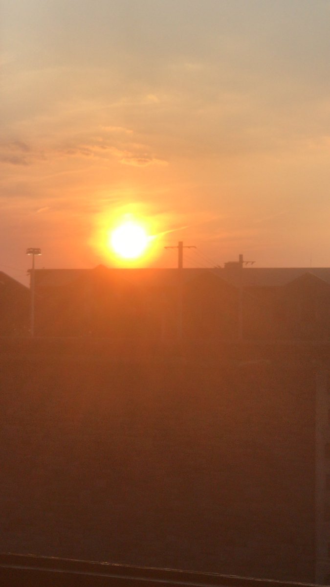 PaulMcD85988004's tweet image. Not sad,to see this. #settingsun #ukheatwave ☀️