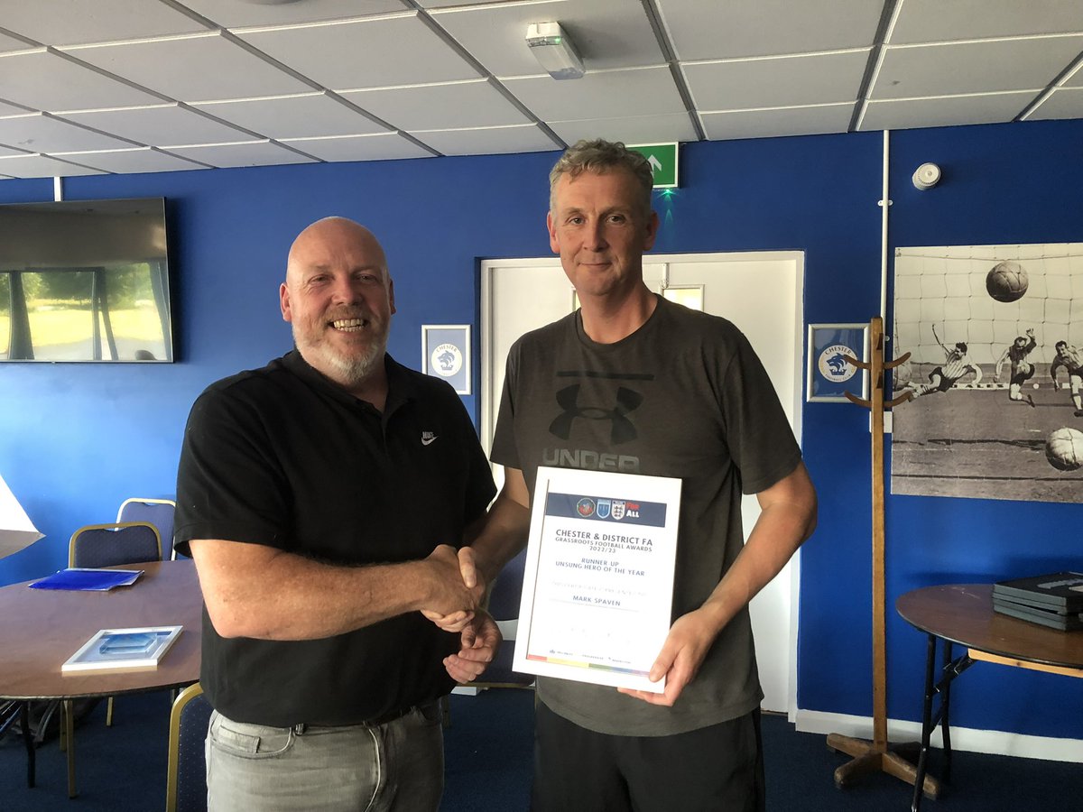 NewtonAth_Doves's tweet photo. Tonight at the @chester_fa AGM we had two recipients of Chester grassroots football awards

Unsung hero of the year runner-up: Mark Spaven 

Sporting player of the year winner:
Danny Eaton

Proud of our lads 🕊️ https://t.co/F0mD16hSp6