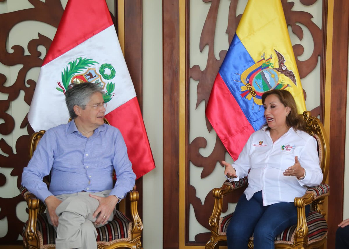 Presidencia_Ec's tweet photo. Para consolidar y afianzar las relaciones bilaterales entre Ecuador y Perú, el Primer Mandatario @LassoGuillermo se reunió con su homóloga peruana Dina Boluarte, quienes reiteraron el trabajo conjunto en materia de movilidad, comercio, integración y temas de interés común para los habitantes de las dos naciones. También suscribieron la Declaración Conjunta Presidencial La Tina – Macará. 🇪🇨🇵🇪

#NuestroTrabajoContinúa