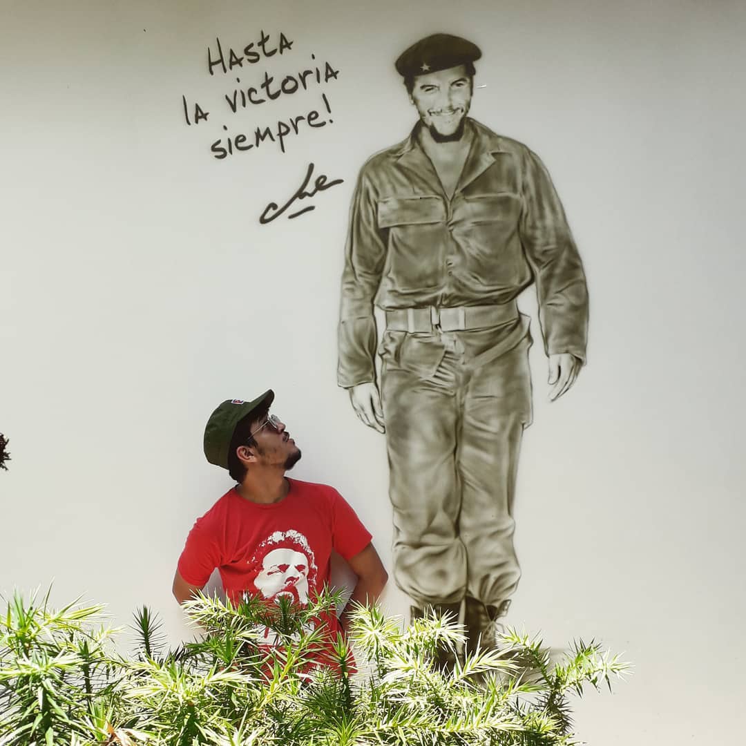 rafacamposilva's tweet photo. Hoje é aniversário do comandante Ernesto Guevara de la Serna, o Che. Minha simples homenagem a esse grande revolucionário. “Se você é capaz de tremer de indignação a cada vez que se comete uma injustiça no mundo, então somos companheiros" - Che https://t.co/nVne3n0Osa