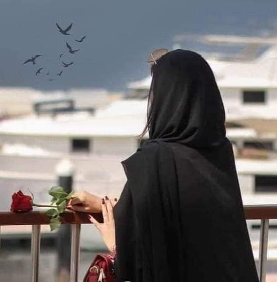 صامتون.. نصف أحاديثنا في أعيننا
والنصف الأخر
رسائل ماتت في قلوبنا و لم يقرأها أحد ...!
هل .. سمعتم يوماً عن الحزن الراقي.....؟
إنه الحزن الذي يملأ العيون دون دموع
ويسكن القلب ولا أحد يعلم به.  لأننا لا نشكيه ولا نبكيه بل نتعايش معه وفيه..!