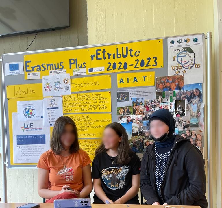 Edutilia's tweet photo. Videoconferencia de nuestro proyecto #ErasmusPlus #rEtribUte. Puesta en común del trabajo y despedida del alumnado @euretribute @sepiegob https://t.co/pxhpgLSKle