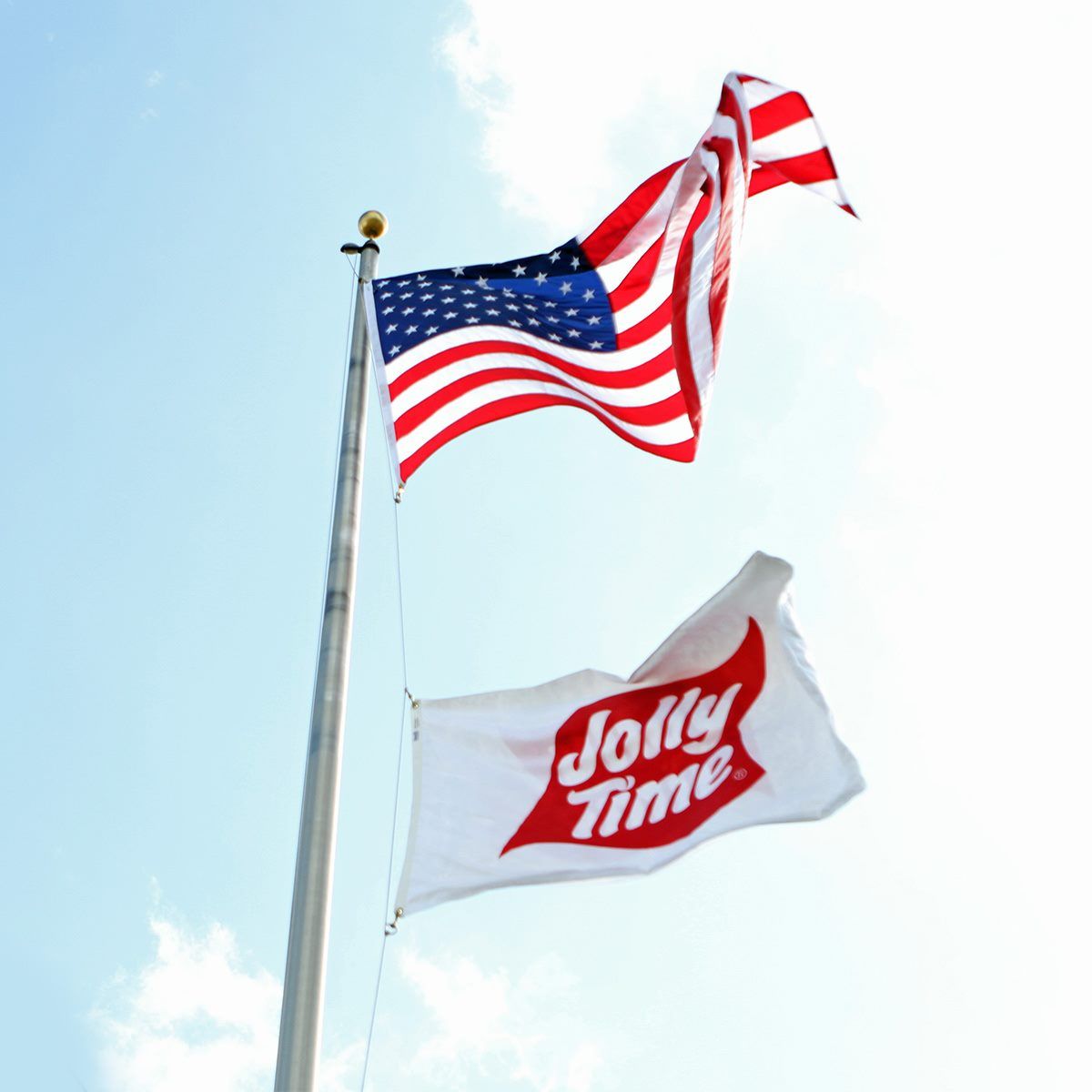 jollytimepops's tweet photo. Our flags are waving proudly in front of One Fun Place 👋 Happy Flag Day!

#JOLLYTIME #JollyTimePopCorn #HaveaJollyTime #pophappiness #TheOfficialSnackOfHappiness #popcornbox #popcornlover #popcornday #popcornhomemade #flags #keeppopping #PopCorn #FlagDay https://t.co/MFA6OkWSK9