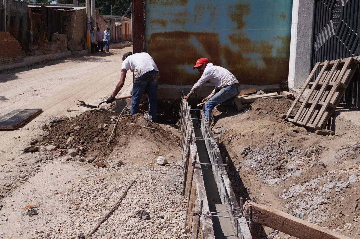 MGChalco's tweet photo. En el poblado de #Cuautzingo avanza la pavimentación de la calle Mariano Matamoros, aquí los equipos de #ObrasPúblicas 🚧, realizan la construcción de las guarniciones y banquetas.

Una obra más, que pronto será una realidad.

En #Chalco los compromisos se cumplen. https://t.co/58CLPCiBSe