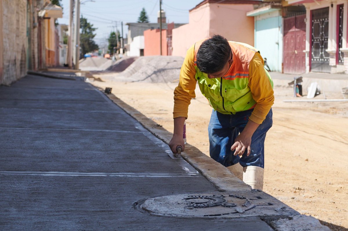 MGChalco's tweet photo. En el poblado de #Cuautzingo avanza la pavimentación de la calle Mariano Matamoros, aquí los equipos de #ObrasPúblicas 🚧, realizan la construcción de las guarniciones y banquetas.

Una obra más, que pronto será una realidad.

En #Chalco los compromisos se cumplen. https://t.co/58CLPCiBSe
