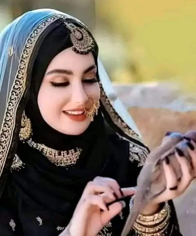 كُن جميلاً لأجلك، كي لا تعبس الدنيا في وجهك، فما حياتك إلا من صُنع أفكارك وما واقعك إلا مرآه لنظراتك...❤️💫وإن لم تجد من يستحق حبك، أحب نفسك، فإن لنفسك عليك ألف حق👌
.