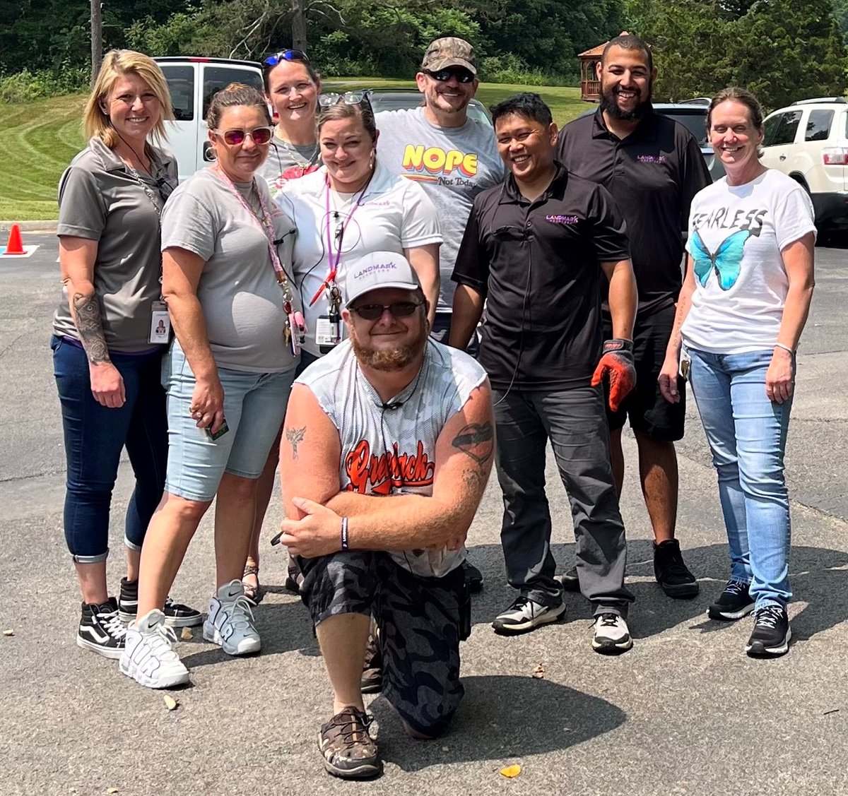 landmarkrecover's tweet image. Staff and alumni at Landmark Recovery of Knoxville got together to clean out the flower beds at the facility. What a great job from a great team!  👏 💜

#landmarkrecovery #flowers #gardening #employeeengagement #alumniengagement