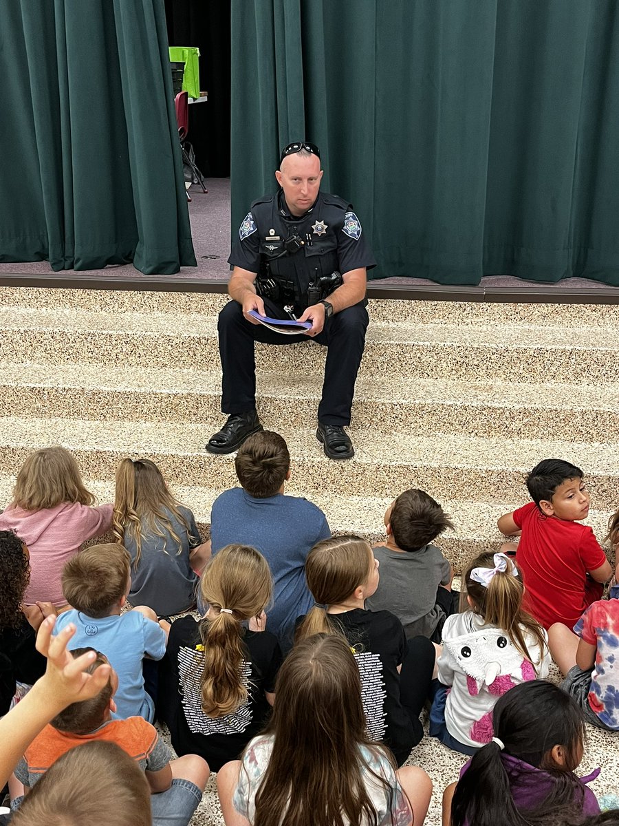 seaturtle211's tweet photo. It’s Flay Day!  Officer Dragan talks with DES Summer Camp and SACC students about the importance of our flag after leading them in the Pledge of Allegiance. #JeffCoTNSchools #MedalofHonor #FlagDay2023 https://t.co/EyU3ZgCz9y