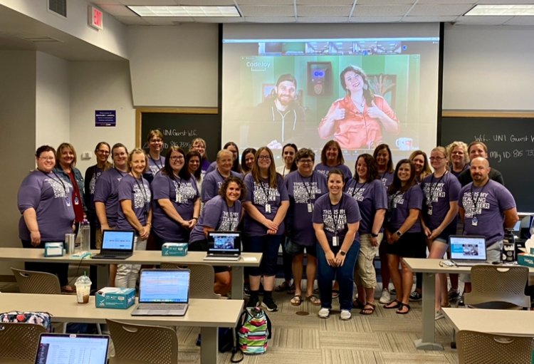 Learning about Finches from <a href="/Birdbraintech/">BirdBrain Technologies</a> thanks to <a href="/Codejoyedu/">CodeJoy</a> I can't wait to share this robot with my students in the fall!  #CS4IA