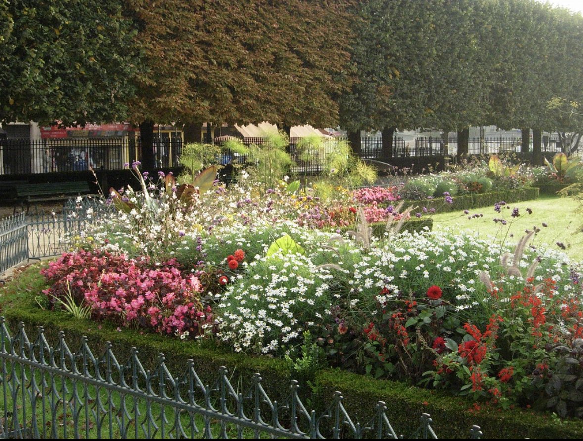 BGianeselli's tweet photo. 🌺 Massifs de fleurs protégés par des grilles basses autour de la fontaine de la Vierge du square Jean-XXIII (photos 1, 2, 3).

🥳Le projet prévoit de les remplacer par une grande pelouse à pique-nique (photo 4). 

Pour dire non, signez la pétition : https://t.co/2m6vbIAKNp https://t.co/nQ2wITwmek
