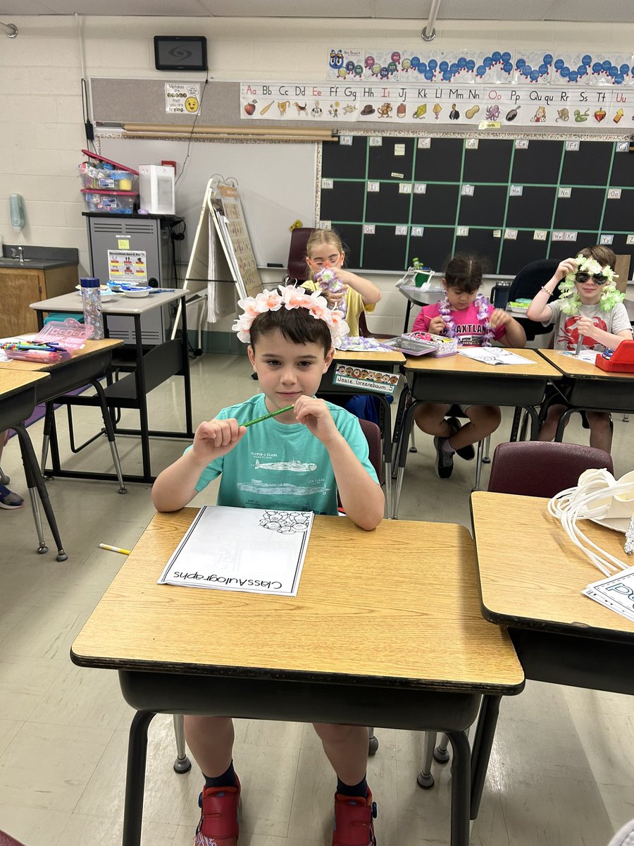 BruceBrucew10's tweet image. Our jellyfish came out amazing. Students still enjoyed Beach Day even though it was raining outside. @oprschool @PublicWalpole