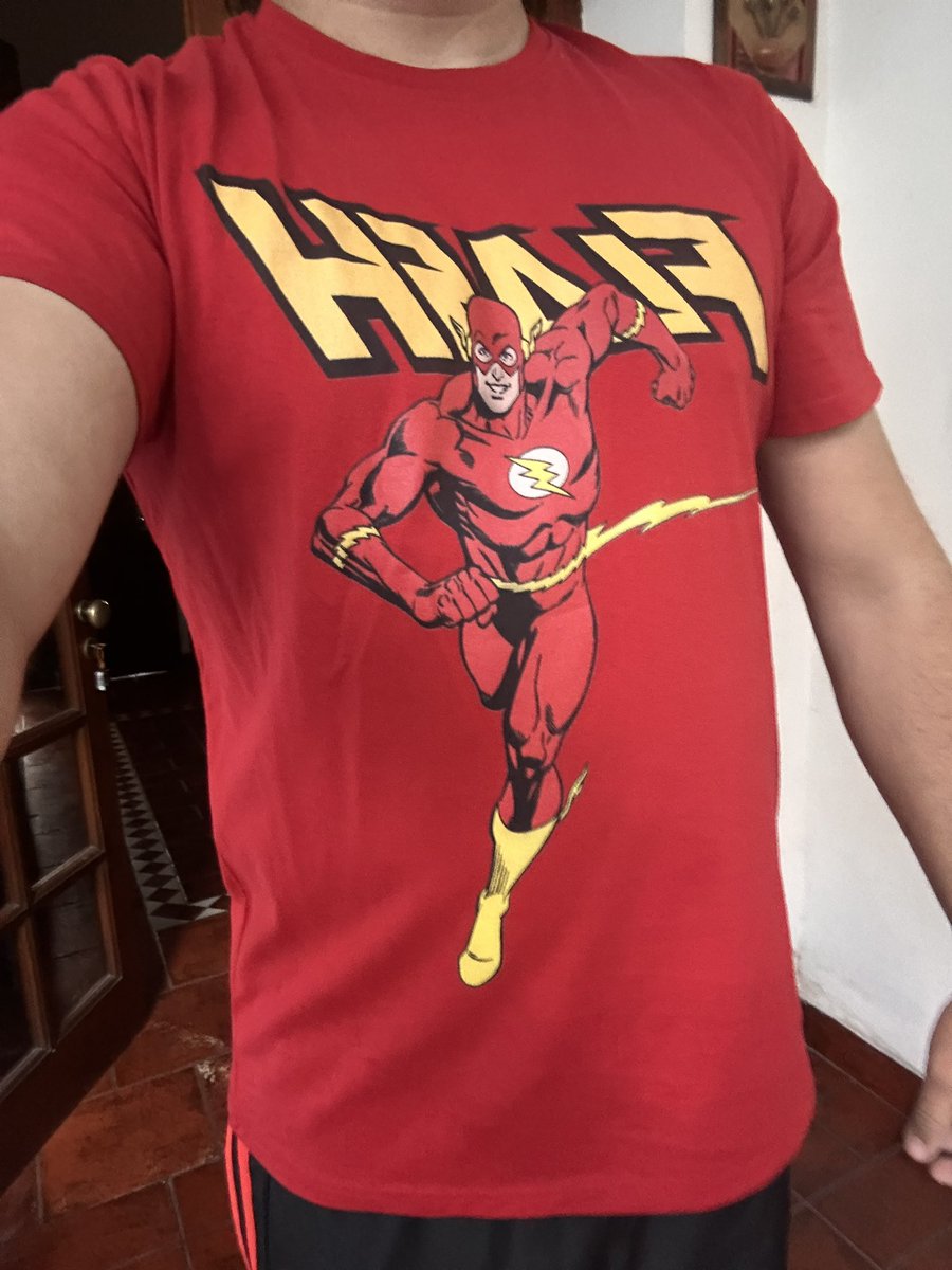kariloko's tweet photo. Probando la casaca de #TheFlash para el gran estreno de esta noche. Muchas gracias a @PoseidonRemeras, me encantaron las prendas!!! https://t.co/Av9sO6B79J