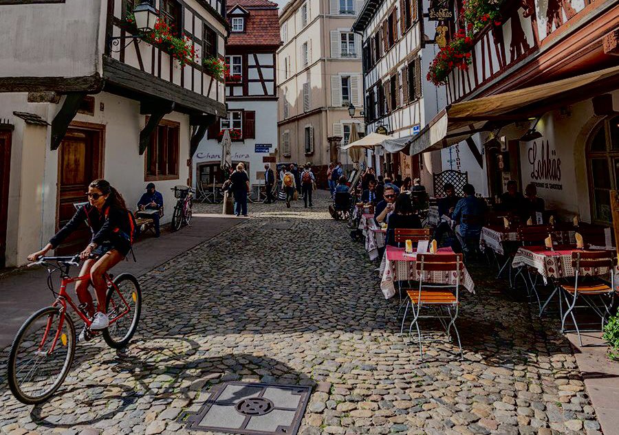 robertszile's tweet image. Strasbūrā silts, neviena skūtera, jeb kā franči saka “trottinett”, taču pilsētā smaidoši velobraucēji. Iedrošinājumam - negodprātīgiem skūteristiem🇫🇷 virs 25kmh &amp;lt;1500Eur sods, ja apdzen gājējus uz ietves - 135eur; bez ķiveres vai ar 🎧 - 35EUR. Strasbūra ir 🇫🇷velo galvaspilsēta.