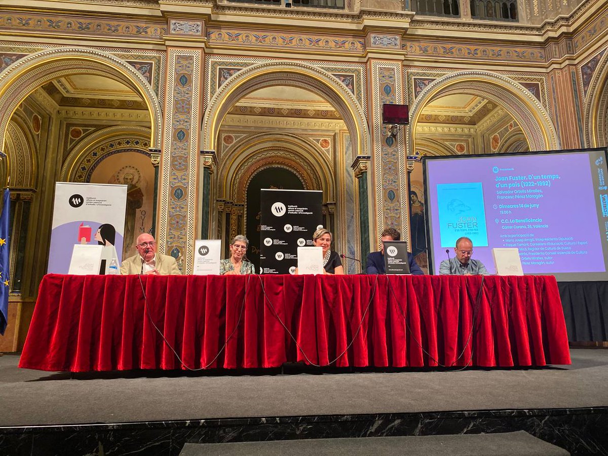 Raquel_Tamarit's tweet photo. Els #CENTdeFUSTER ha sigut un dels projectes més especials que hem viscut en l'última legislatura.

Per fi hem retut l'homenatge que mereixia un dels nostres intel·lectuals més grans i hui posem la cirereta del pastís amb la presentació de "Joan Fuster. D'un temps, d'un país". 👏 https://t.co/AmsjjtTPWN