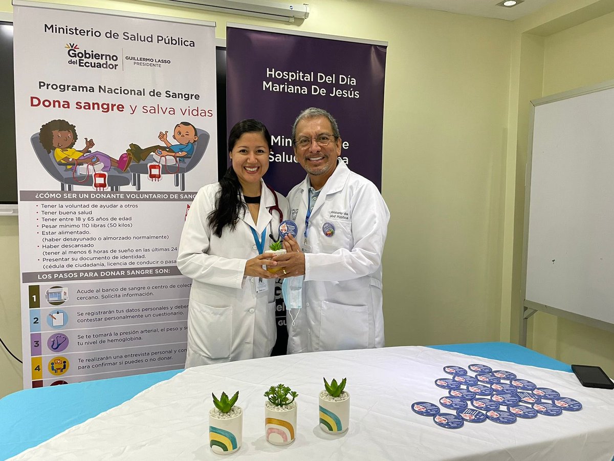 Salud_Guayas's tweet photo. En conmemoración al Día Mundial del Donante de Sangre 🩸 nuestro Hospital 🏥 #MarianaDeJesús de @Salud_Ec realizó la entrega de una planta 🪴 como símbolo de la vida que ellos regalan con su sangre. 

Un reconocimiento al espíritu altruista de los donantes frecuentes de Sangre 🫶 https://t.co/9AhgqwOl88