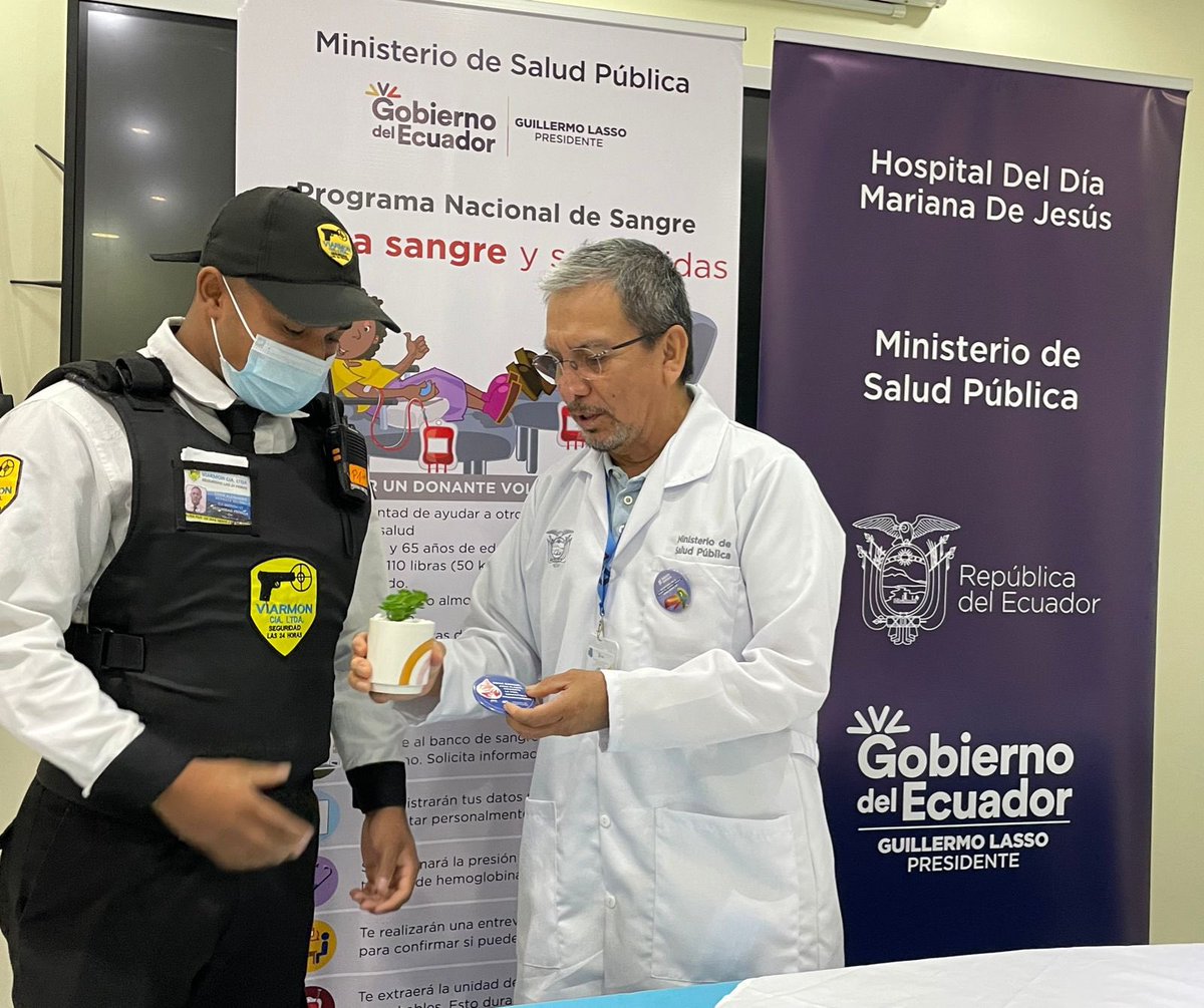 Salud_Guayas's tweet photo. En conmemoración al Día Mundial del Donante de Sangre 🩸 nuestro Hospital 🏥 #MarianaDeJesús de @Salud_Ec realizó la entrega de una planta 🪴 como símbolo de la vida que ellos regalan con su sangre. 

Un reconocimiento al espíritu altruista de los donantes frecuentes de Sangre 🫶 https://t.co/9AhgqwOl88