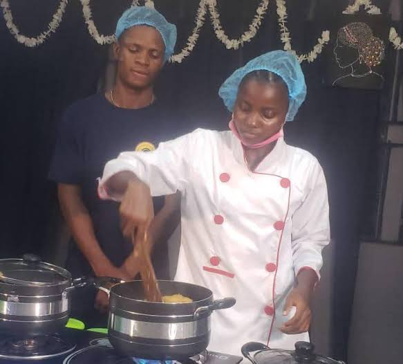 NTANewsNow's tweet photo. Ekiti-Born Chef Breaks World Record Cooking For 120 Hours https://t.co/myBuQbjjHK https://t.co/XXdllynsuf