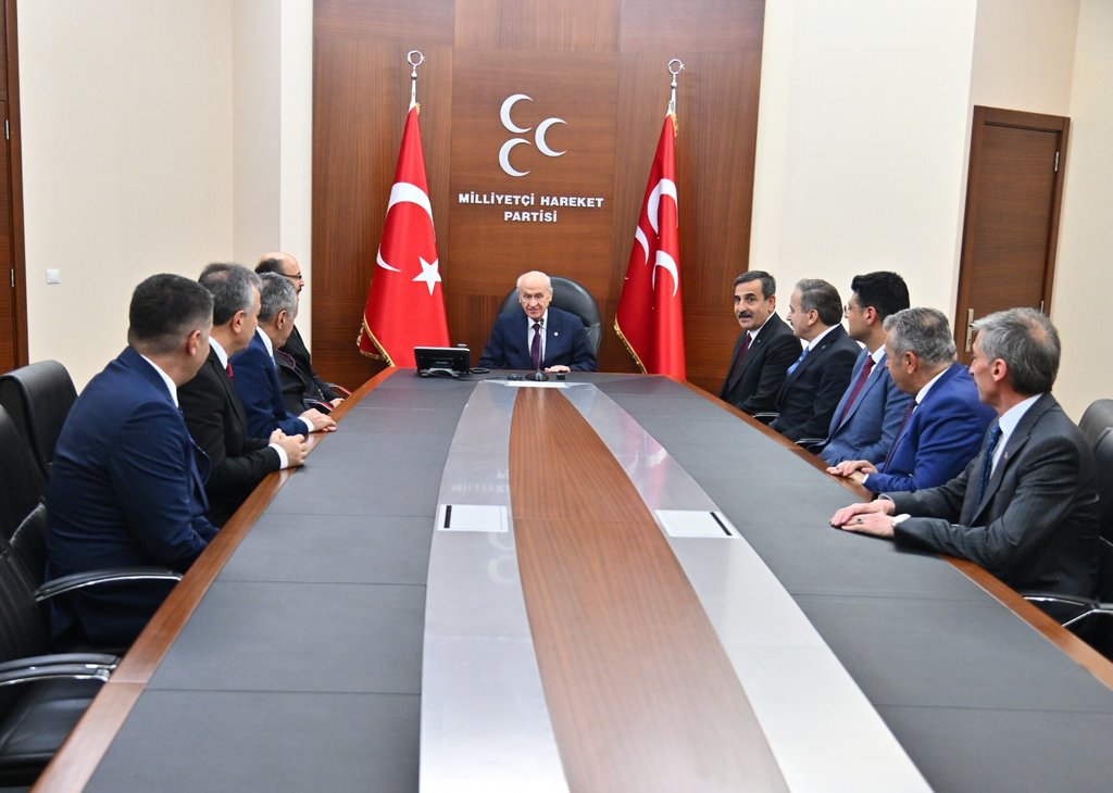 suayip_denizd's tweet photo. 1️⃣ @Kamu_Sen olarak MHP Genel Başkanı Sn. Dr. Devlet Bahçeli'yi ziyaret ederek seçimler sonrası hayırlı olsun dileklerimizi ilettik, @kaMUhendisleri nden memura dek çalışanların kayıplarının telafisi ile ilgili olarak beklenti ve görüşlerimizi aktardık,desteklerini beklediğimizi https://t.co/X46E6zWyxJ