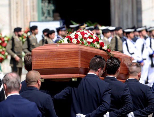 RCR750's tweet photo. #Multitudinaria despedida a Silvio Berlusconi en el funeral de Estado. https://t.co/OyKKjdQG6t