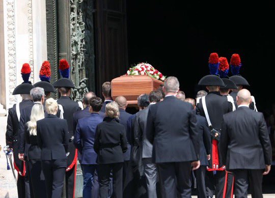 RCR750's tweet photo. #Multitudinaria despedida a Silvio Berlusconi en el funeral de Estado. https://t.co/OyKKjdQG6t