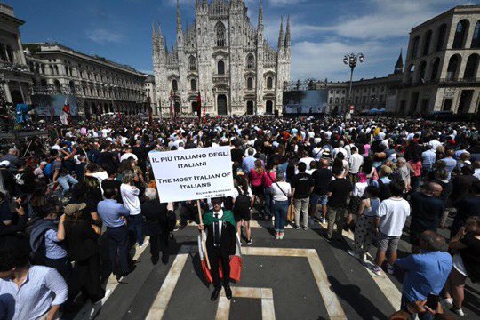 RCR750's tweet photo. #Multitudinaria despedida a Silvio Berlusconi en el funeral de Estado. https://t.co/OyKKjdQG6t