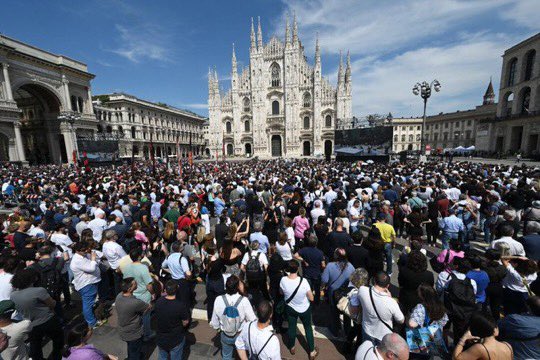 RCR750's tweet photo. #Multitudinaria despedida a Silvio Berlusconi en el funeral de Estado. https://t.co/OyKKjdQG6t