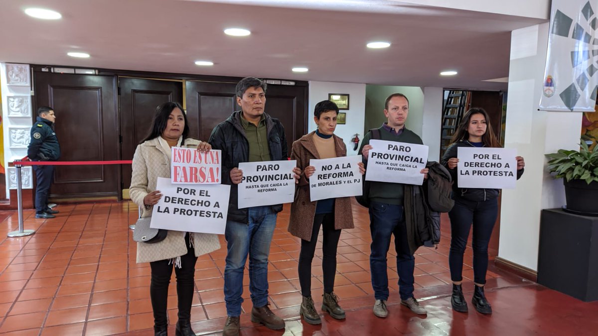 En el inicio de la sesión de hoy anunciamos que desde el Frente de Izquierda Unidad renunciamos y nos retiramos de la Convención Constituyente, que como dijimos desde el primer día ha sido totalmente antidemocrática, amañada y reaccionaria (+)