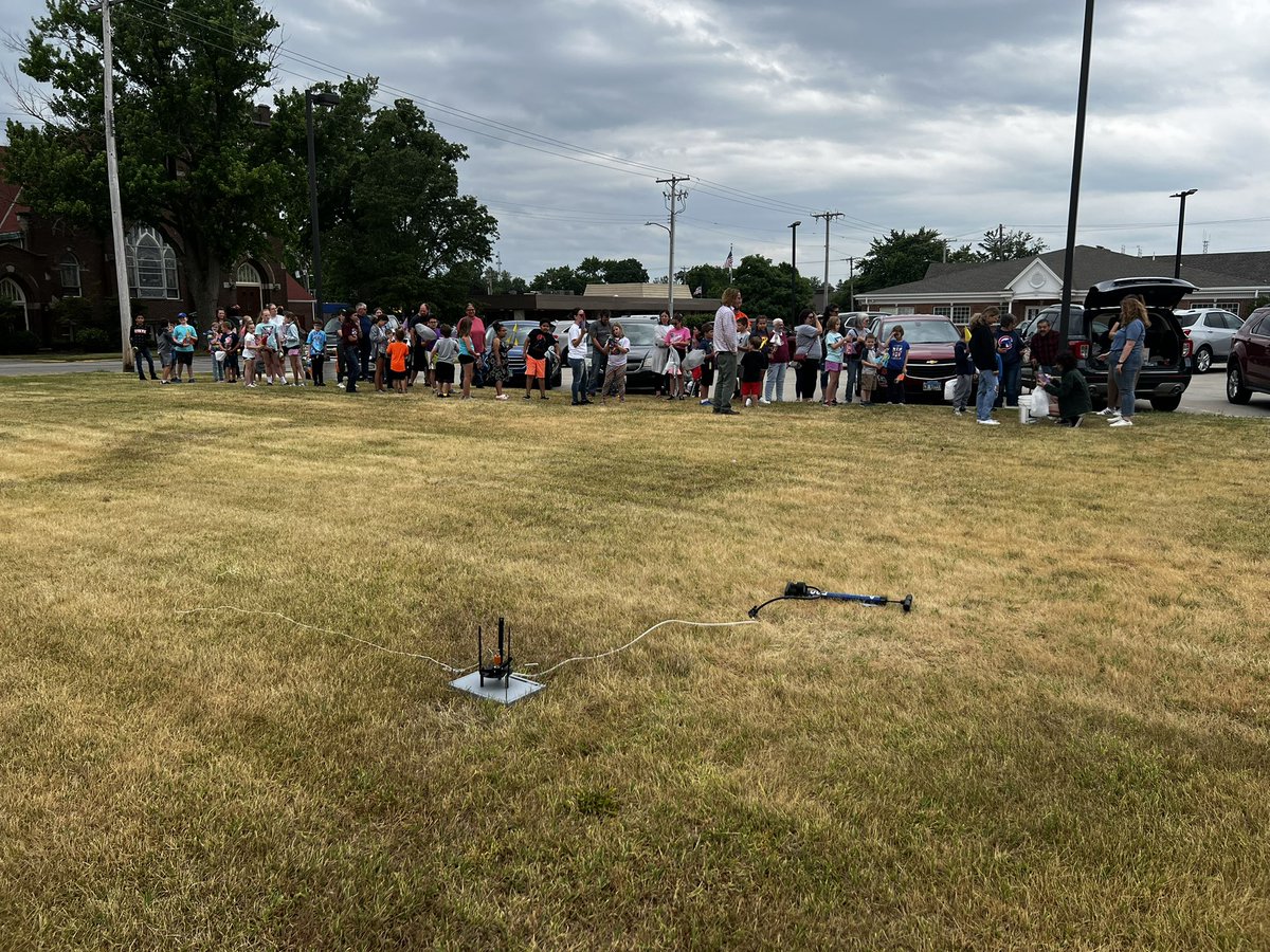 GRS_Science's tweet image. Had a great time running Watseka Public Library summer rocket program again! 🚀  Had nearly 100 participants between the two sessions! 😲 Starting to see 2nd generation of participants 😲
#summertradition #sciencemadefun