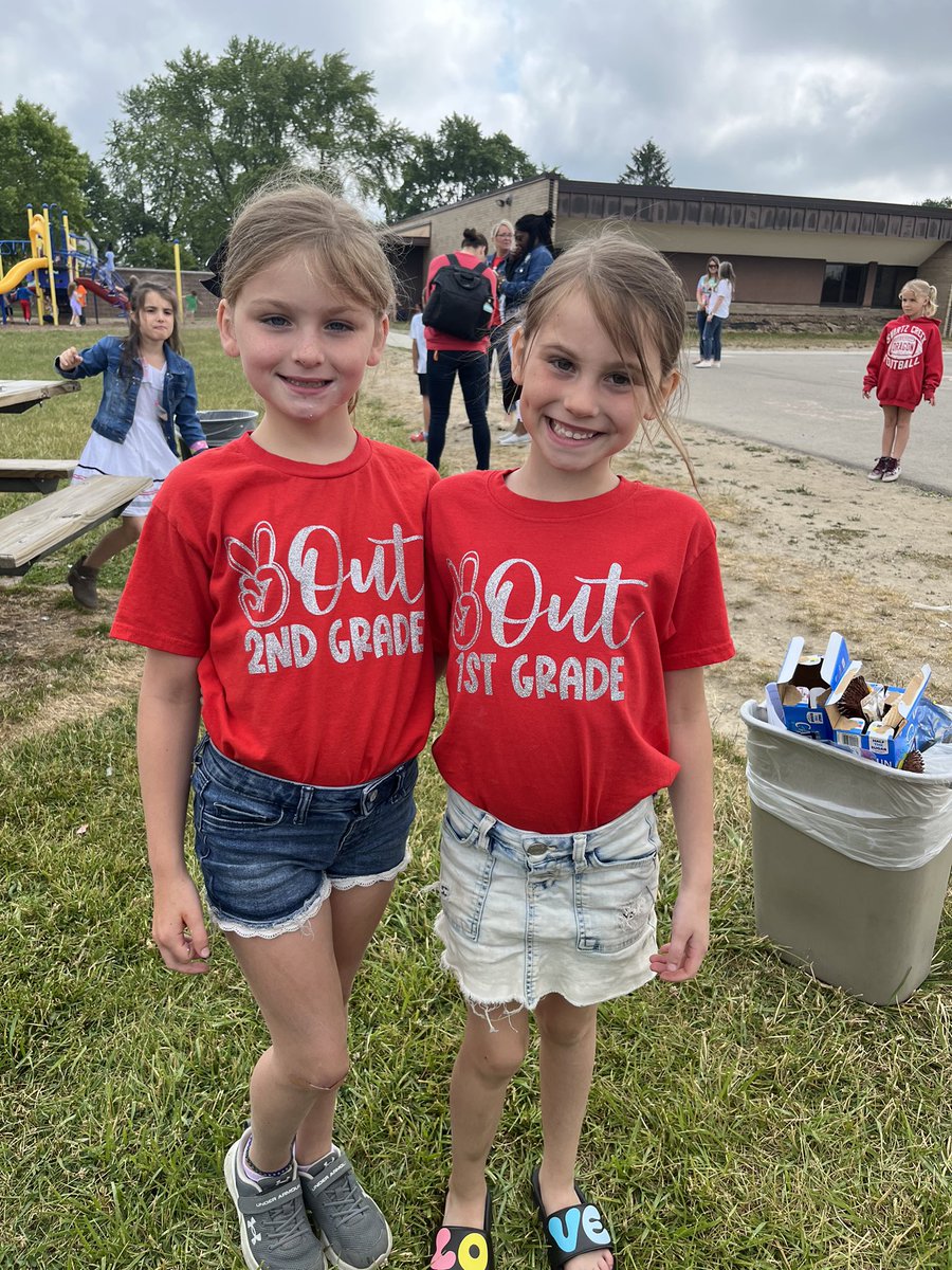 jwiard76's tweet photo. Sisters on their last day of school for the year ☮️ @SyringDragons @swartz_creek https://t.co/R852CAkfsm