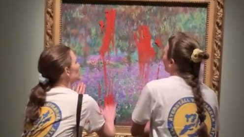 BFMTV's tweet photo. Suède: des militantes écologistes badigeonnent de peinture un tableau de Monet
https://t.co/ljOFUsyZIl https://t.co/jcFhQQFCc2