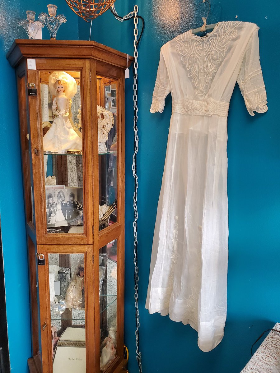 Out with the old, and in with the new - err, in with the fresh! Our entryway is celebrating brides and weddings 👰💒💐😍 complete with somethings old and somethings blue too 😉

#vintagewedding #vintageweddingdress #seeyouatthefarm #vintageweddingdecor