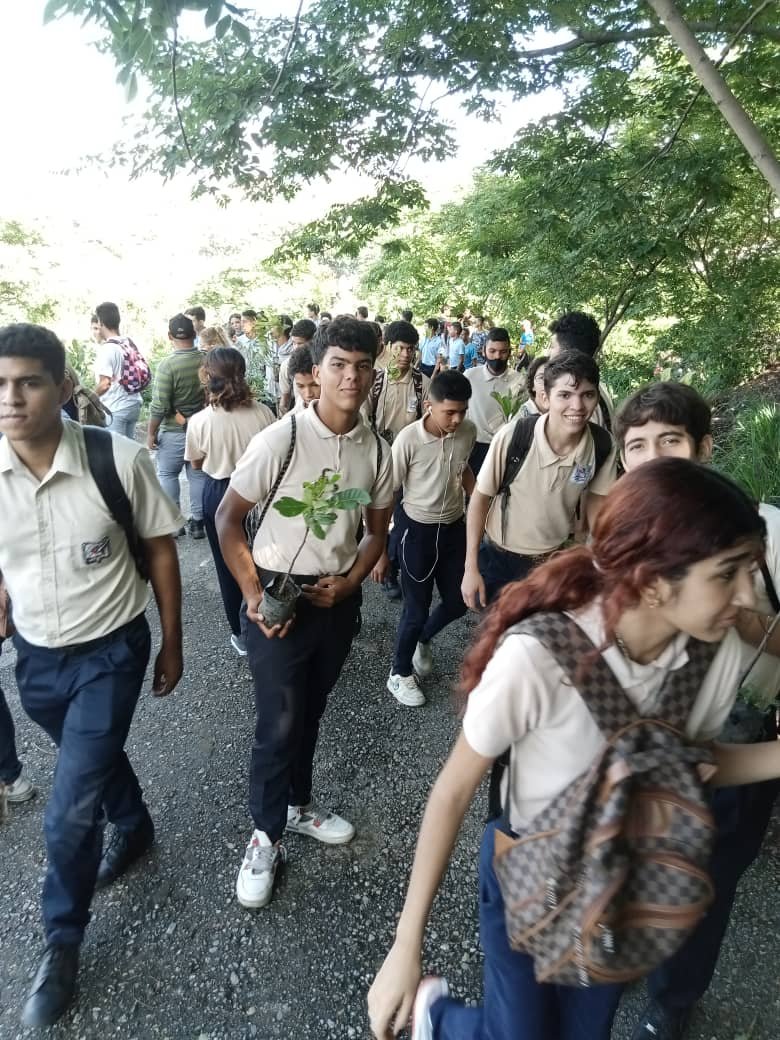 sucre_potencia's tweet photo. #14Jun 9no Aniversario Misión árbol 🌳🌳🌳 Equipo de gestión Intercircuital Activado 
con las instituciones educativas  Mcpio Sucre Potencia
#NoMasInjerenciaYankee 
@NicolasMaduroM1
@MPPEDUCACION
@Aragua1Ze
@PiedadQuintana1
@_LaAvanzadora
@Soykarinacarpio
@GobiernoAragua_ https://t.co/Meyxowt78v