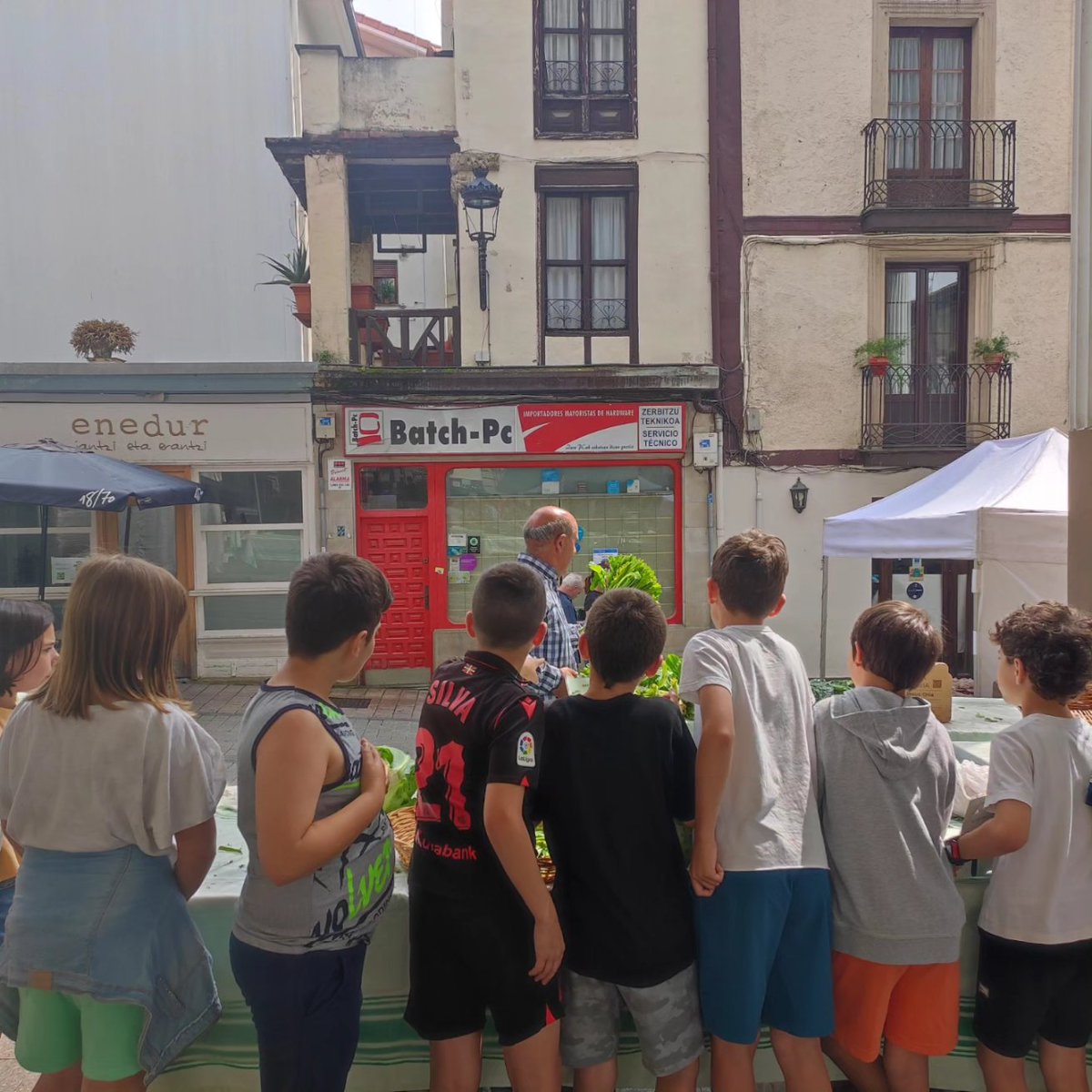 [CAS] Eskerrik asko gaurkoan azoka solidarioarekin bat egin duzuen guztioi. Zuen ekarpenari esker beharra duten 105 familia ordiziarrek produktu freskoak jasoko dituzte. 
#ordizia
#biziherria
#hitzetatikekintzetara
<a href="/OrdiziAzoka/">Ordiziako azoka</a>
<a href="/arantzazulab/">Arantzazulab</a> 
<a href="/kutxafundazioa/">Kutxa Fundazioa</a>