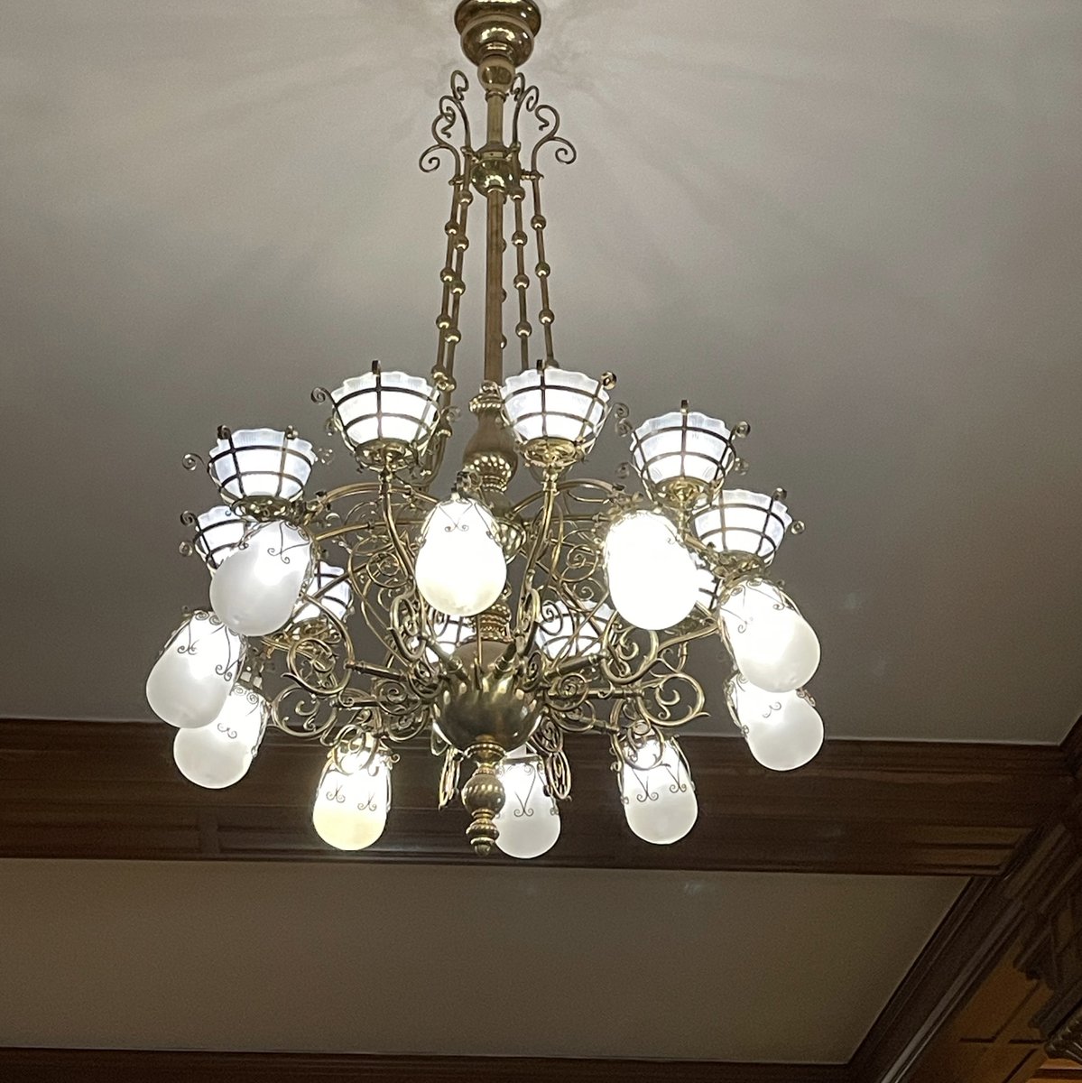 iamdecordiva's tweet photo. Another amazing light fixture. This one is more historic, as it is in the Ontario Provincial Parliament building. The lighting would have originally housed candles, but was wired once the building had electricity throughout. #lighting #historic #parliament
.
.
.
 #light #lights # https://t.co/JhVI36cyW3