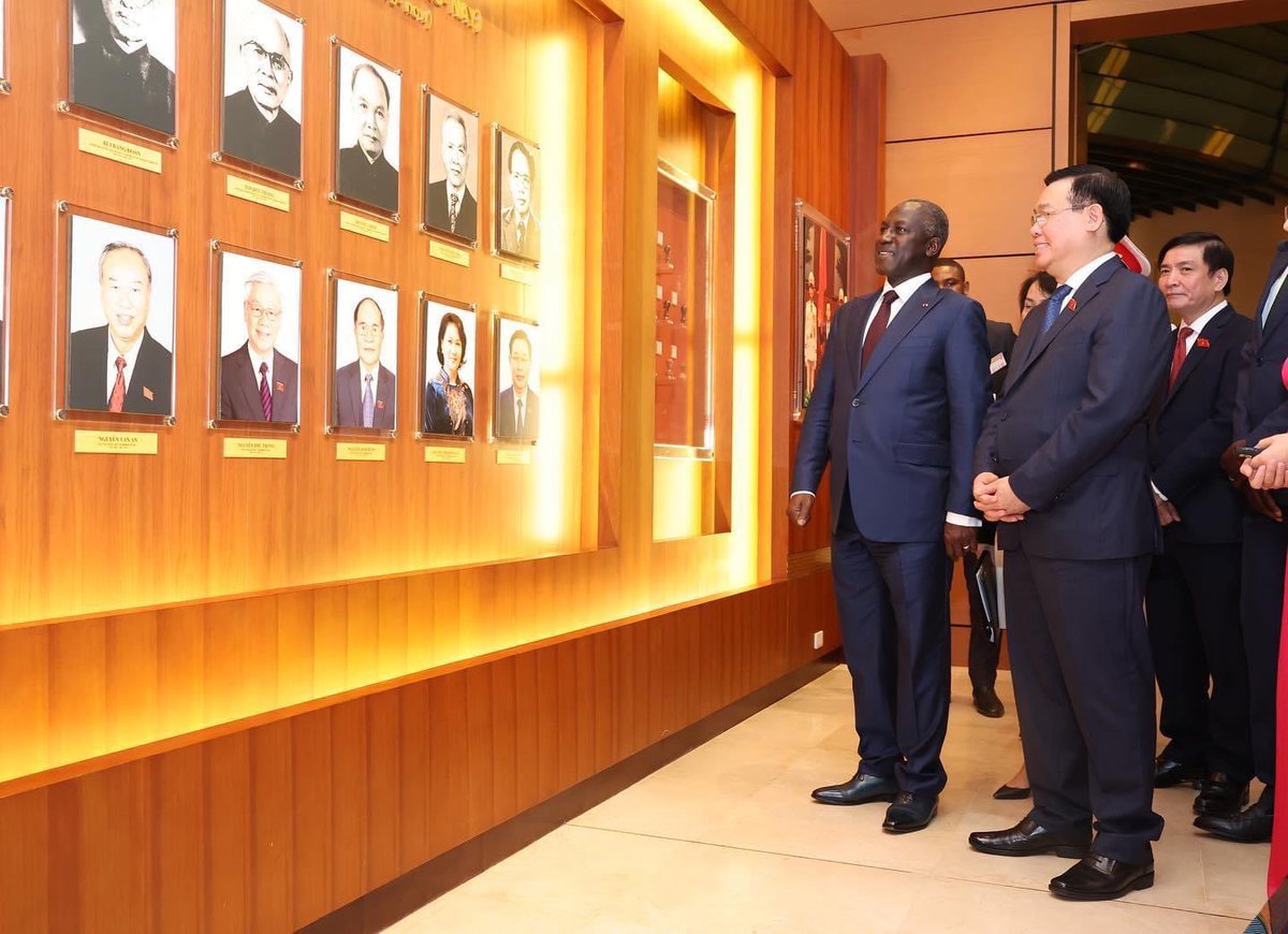 Signature du mémorandum d'entente sur la coopération parlementaire entre l’<a href="/assnatci/">Assemblée Nationale de Côte d'Ivoire</a>🇨🇮 et l'Assemblée Nationale de la république socialiste du Vietnam #Quốc_hội🇻🇳.
Merci à mon homologue Vuong Dinh Huê pour son engagement en faveur de cette collaboration.
🇻🇳•🇨🇮🫱🏻‍🫲🏾 #Ensemble !