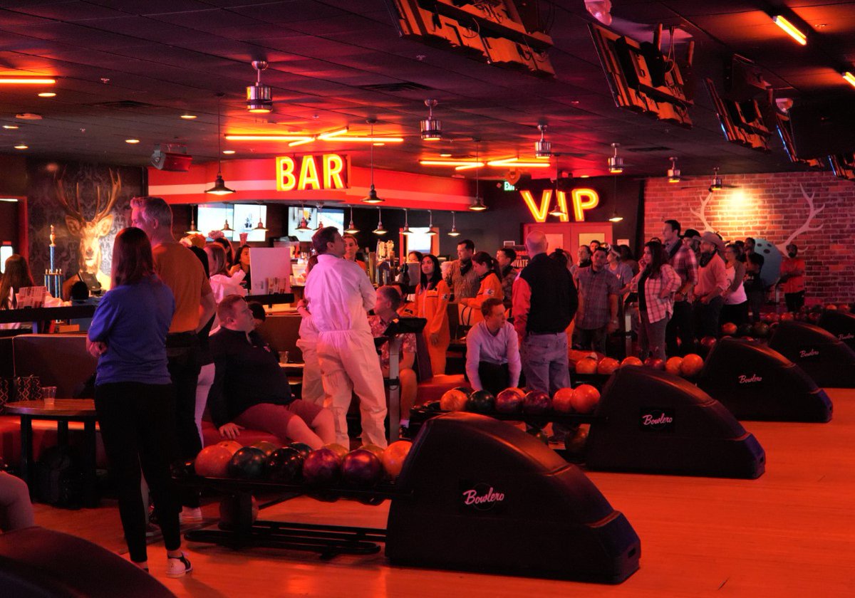AirLiquideUSA's tweet image. Air Liquide's Trivia Bowl teams sported Texas-themed costumes and bowled🎳 their best, helping raise nearly $31,000 for @JA_SET! 𝐈𝐧𝐜𝐫𝐞𝐝𝐢-🅑🅞🅦🅛! Over 6 years, we've donated $153,000+ to #JuniorAchievement. Learn about our community partnerships ➡️ ow.ly/1MKi50ONoZu