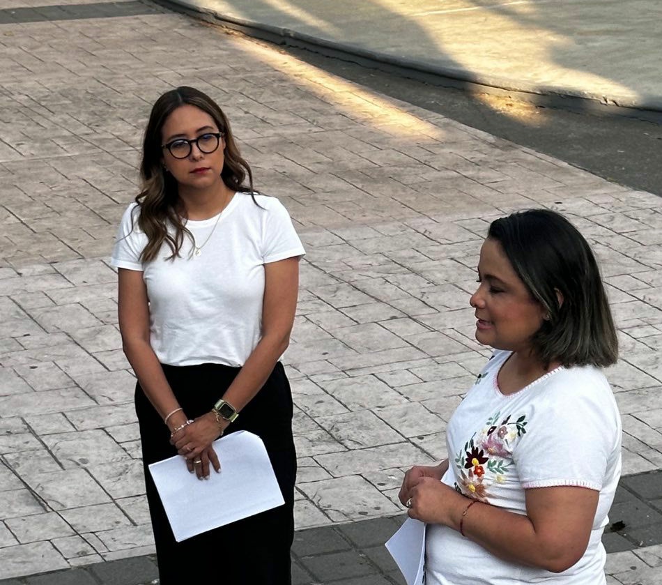IEECOLIMA's tweet photo. #IEEntérate Consejeras Electorales de @IEECOLIMA, @MarthaIzaH y @arlen_mf difundieron en Suchitlán, ante representantes de pueblos originarios; la Convocatoria para Foro de consulta a grupos de atención prioritaria sobre derechos político electorales
#IEEColimaTrabajando ⚙️ https://t.co/44DCyrmkZM