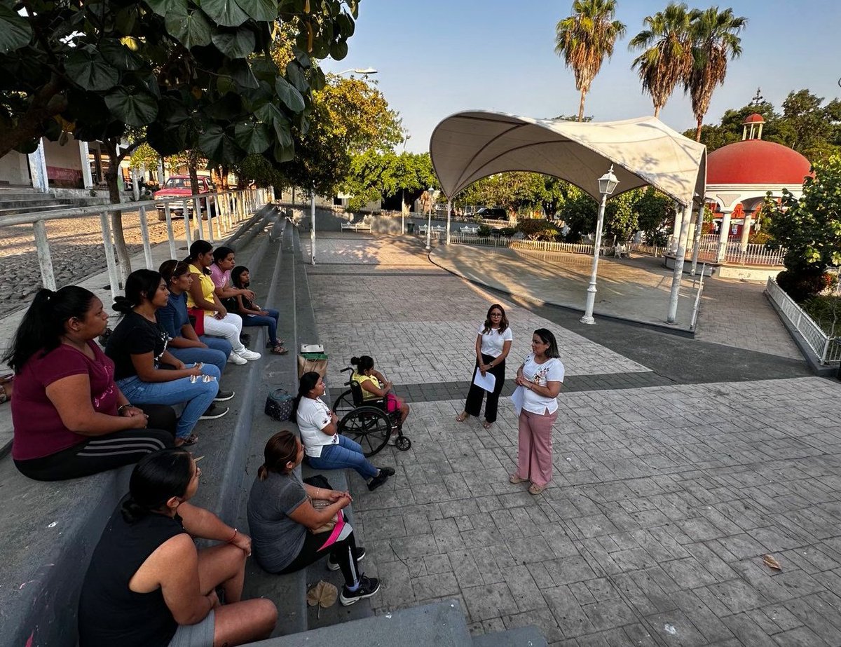 IEECOLIMA's tweet photo. #IEEntérate Consejeras Electorales de @IEECOLIMA, @MarthaIzaH y @arlen_mf difundieron en Suchitlán, ante representantes de pueblos originarios; la Convocatoria para Foro de consulta a grupos de atención prioritaria sobre derechos político electorales
#IEEColimaTrabajando ⚙️ https://t.co/44DCyrmkZM